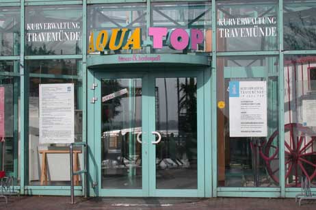 März 2002: Der Eingang zum Aqua-Top mit buntem Logo. Das Schild wurde längst demontiert.
