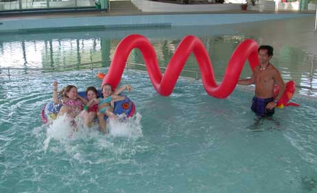 Karfreitag 2002: Nachdem das Aqua-Top schon einmal geschlossen wurde, wird es nach heftigen Protesten wieder eröffnet. Charleen (10) Felicia (9) und Franziska (10) von der Diamond Show Company durften anlässlich eines Pressetermines zusammen mit Fitness-Animateuer Jorge Olivares als allererste das Wasser in neu eröffneten Aqua-Top testen.