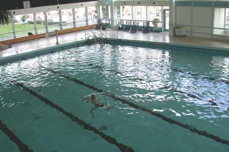 Noch ist die Travemünder Bade-Welt in Ordnung. Im Aqua-Top kann man das Wellenbad genießen und auf den langen Bahnen seinen Sport ausüben oder Schwimmen lernen.