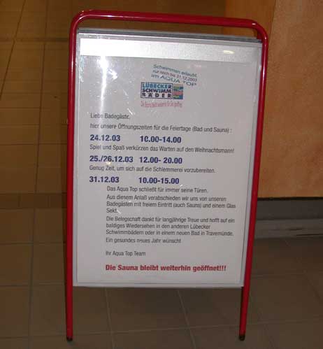 November 2003: Ein Aufsteller informiert über den Sektempfang zur endgültigen Schließung des Bades.
