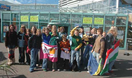 15. September 2004: Die Schüler der Klasse 8 aus Neuenhaus hatten sich so auf das Schwimmen im Travemünder Aqua-Top gefreut. Die Badesachen im Gepäck mussten sie dann erfahren, dass das beliebte Meerwasser-Brandungsbad schon seit Januar für immer geschlossen ist. Enttäuscht kehrte die Klasse wieder zurück nach Lübeck, wo sie in der Jugendherberge »Vor dem Burgtor« wohnte. So bei dieser Klasse waren noch lange Zeit jeden Tag lange Gesichter vor dem Aqua-Top zu sehen.