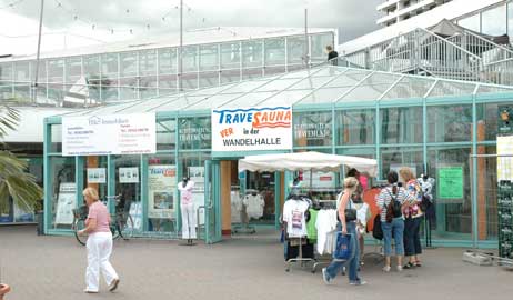 August2006: Das Hinweis-Schild »Aqua-Top« ist längst demontiert, die ehemalige Eingangshalle nennt sich nun »Verwandelhalle«, will mit Ausstellungen, vor allem aber mit Sonderverkäufen von Schuhposten und Kleidung Gäste anlocken.