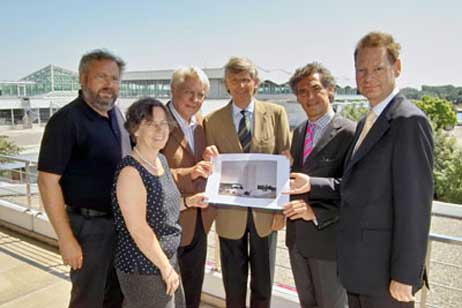 5. Juli 2006: Investor Bernd Ruschmeier (3.v.r.) und der Lübecker Senat stellen anlässlich einer Senatssitzung im Maritim der Presse die Pläne für einen Abriss des »Aqua-Top«-Komplexes vor. Wen die Senatoren nicht informiert haben, sind die Geschäftsleute und Angestellten direkt unter ihren Füßen. Die erfahren erst am nächsten Tag aus der Zeitung, dass ihr Arbeitsplatz der Abrissbirne weichen soll. Für 40 Millionen Euro soll ein neues Gebäude mit Geschäften, Hotel und Wohnungen (aber kein Schwimmbad) entstehen. Mit den Abrissarbeiten solle schon 2007 begonnen werden, bis 2009 solle Travemündes neues Gesicht fertig sein.