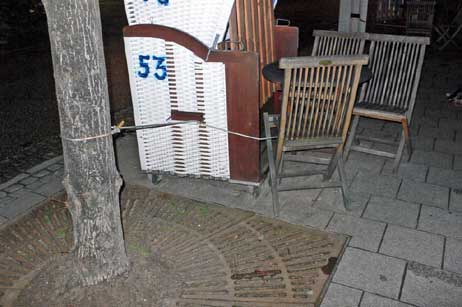 Die Strandkörbe, die beim letzten Sturm umgefallen waren, waren heute Nacht besser gesichert. Foto: KARL ERHARD VÖGELE