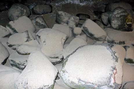 Wie Zuckerguss hat der Sturm die Steine an der Nordermole mit Sand bestreut. Foto: KARL ERHARD VÖGELE