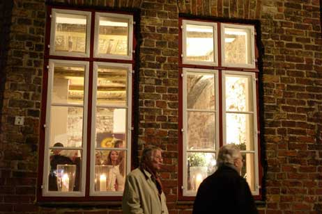 Erleuchtete Fenster der Vogtei: Kein Zweifel, dass das historische Gebäude ein Publikumsmagnet wird. Foto: KARL ERHARD VÖGELE