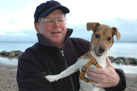 Rudi Lichtenhagen und Jack-Russell »Willi« trafen am Neujahrsmorgen in Travemünde die leibhaftige Nymphe von Boltenhagen. Erstmals sprechen sie jetzt von ihrer seltsamen Begegnung. Foto: NORMANN