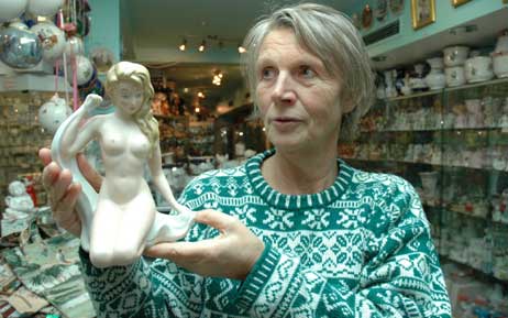 »Die soll gern kommen«. Helga Gnieß handelt mit Glas, Porzellan und Souvenirs im Ostseebad Travemünde. Ein attraktives Motiv wie die ehemals Boltenhagener Meerjungfrau käme ihr für ihre Wandteller, Tassen und Porzellan-Fingerhüte gerade recht. Foto: RD 