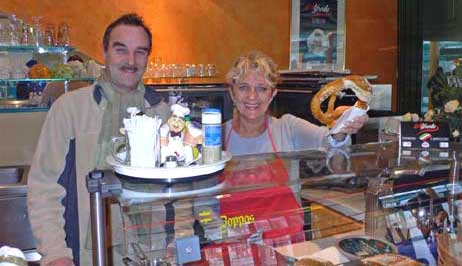 Im Foyer des Aqua-Top findet man seit vielen Jahren das berühmte Bistro von Wally und Bernd Levy. »Ich hab noch eine Meerjungfrau aus Kupfer zuhause, die hab ich mal auf dem Flohmarkt gekauft«, sagt Bernd. »Die stellen wir dann hier aus.« Und Wally verspricht: »Wenn die Meerjungfrau in Travemünde auftaucht, dann back ich eine Meerjungfrau-Torte!«. Foto: KEV 