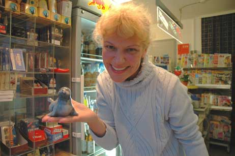 Die kleine Porzellan-Robbe ist süß, aber so eine Meerjungfrau hätte sicher auch ihre Fans: Christiane Hempfler-Thierfeldt vom Travemünder »Kiosk an der Priwallfähre« würde das Fabelwesen in ihren Regalen willkommen heißen. Foto: RD 