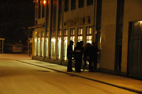 Schwerbewaffnet: Die Durchsuchung der Bankräume beginnt. Foto: NORMANN