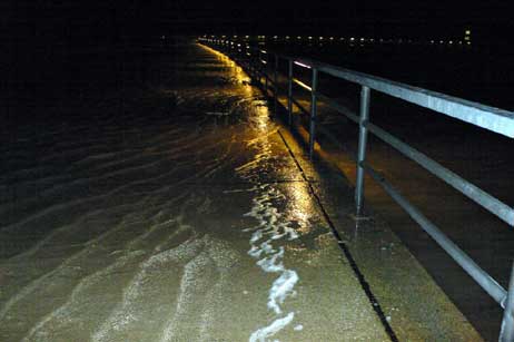 Das Wasser, hier an der Nordermole, ist zum Glück rückläufig. Foto: KARL ERHARD VÖGELE