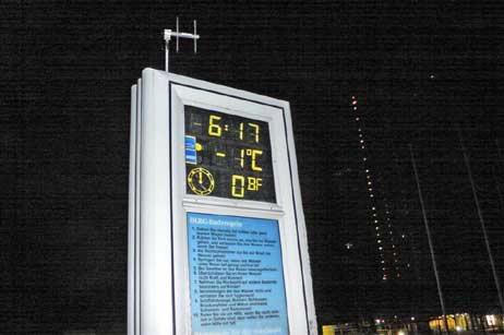 Die Wetterstation nahe Maritim zeigt seit längerer Zeit keine Windgeschwindigkeit sondern lediglich die möglicherweise nicht immer richtige Windrichtung. Foto: KARL ERHARD VÖGELE