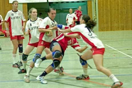 Das haben sich die »Bandits« so gedacht. Die Travemünder Handballerinnen fügten den Magdeburgerinnen heute eine schwere Schlappe zu. Foto: KARL ERHARD VÖGELE 