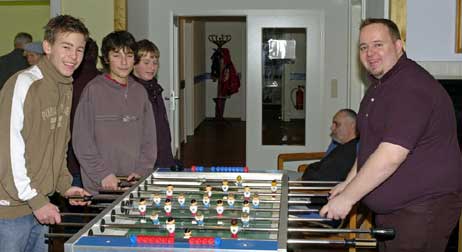 Auch das Zeitalter der Computerspiele kann dem guten alten Tischfußball nichts anhaben. Foto: KARL ERHARD VÖGELE