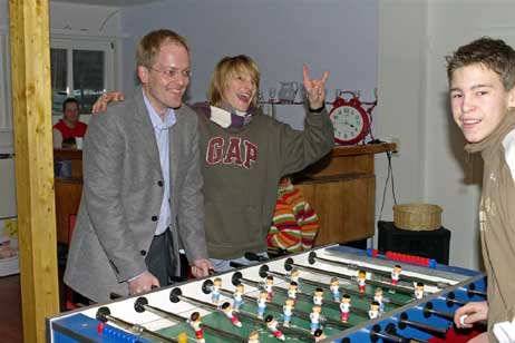 Fußballer am Tisch und auf dem Rasen: Pastor Robert Pfeifer (links). Foto: KARL ERHARD VÖGELE