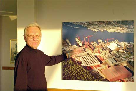 »Travemünde Aktuell« Herausgeber Wolfgang Moebius interessierte sich besonders für die historischen Aufnahmen der Schlichting-Werft. Foto: KARL ERHARD VÖGELE 