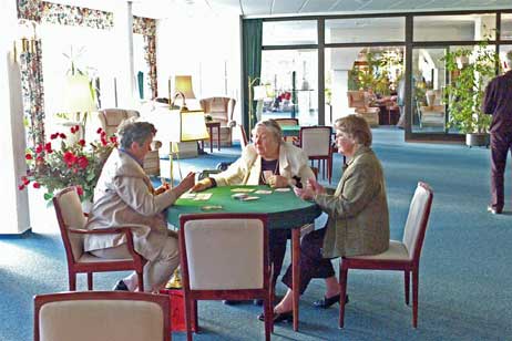 In der Bibliothek amüsierte man sich beim Kartenspiel. Foto: KARL ERHARD VÖGELE 