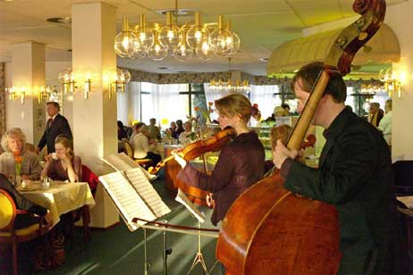 Das »Johann-Strauß-Ensemble« unterhielt die Gäste. Foto: KARL ERHARD VÖGELE 