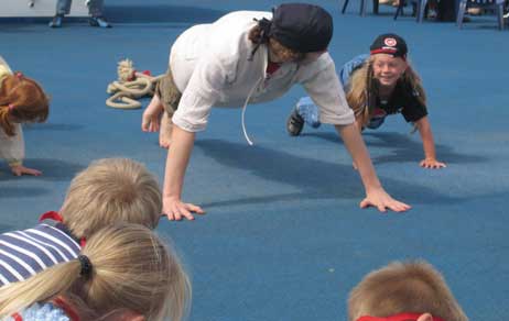Kinderanimation während der Erlebnisfahrt, hier zum Thema »Piraten«. Foto: NORMANN