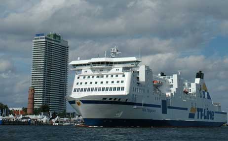 Die »Nils Holgersson« passiert das Maritim und den alten Leuchtturm. Foto: NORMANN