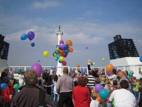 Luftballon-Steigen an Deck: Bei den Erlebnis-Fahrten für Familien haben Kinder später was zu erzählen. Foto: NORMANN