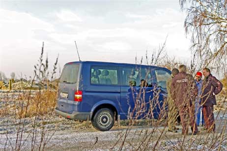Links am Dienstwagen des Kampfmittelräumdienstes vorbei ist die ehemalige Geschützstellung zu sehen. Foto: KARL ERHRAD VÖGELE 