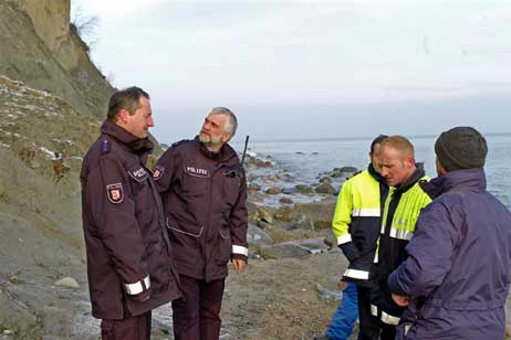 Kampfmittelräumdienst, Polizei und Wasserschutzpolizei untersuchten im Strandbereich unterhalb der ehemaligen Geschützstellung das Gelände. Foto: KARL ERHARD VÖGELE 