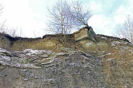 Das große Betonstück könnte möglicherweise ein Überbleibsel einer ehemaligen Geschützstellung sein. Foto: KARL ERHARD VÖGELE 