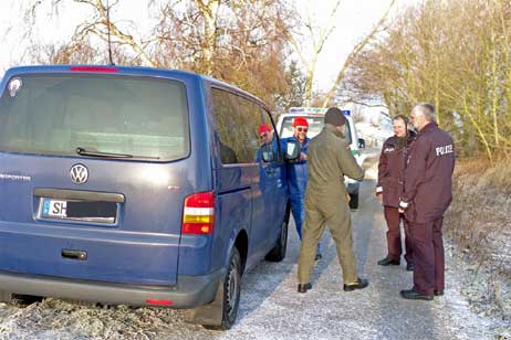 Am Steilufer suchte heute der Kampfmittelräumdienst. Auch wenn keine Munition gefunden wurde, es können durch Uferabbrüche immer wieder gefährliche Überbleibsel des II. Weltkrieges auftauchen. Foto: KARL ERHARD VÖGELE 