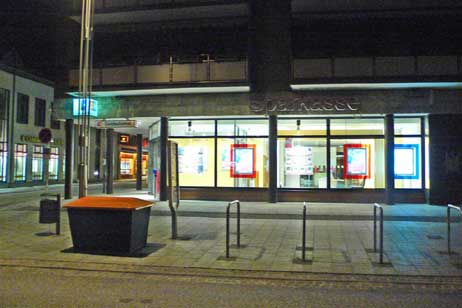 Die renovierte Sparkasse heute Nacht: Viele Kunden freuen sich schon, wenn die »Container-Zeit« vorbei ist. Foto: KARL ERHARD VÖGELE