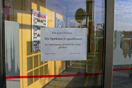 Hinweis an der Türe: Seit heute ist der SB-Bereich wieder auf. Foto: KARL ERHARD VÖGELE