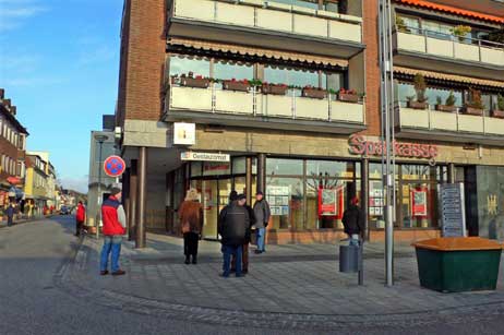 10 Minuten mussten die ersten Kunden noch warten, dafür waren sie dann die allerersten, die den neuen SB-Bereich testen durften. Foto: KARL ERHARD VÖGELE