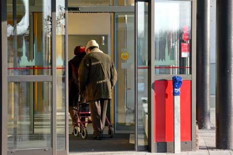 Etwa 10 nach 9 wurde den Wartenden Einlass gewährt. Sie wollten sich am Automaten mit Bargeld und Kontoauszügen versorgen. Foto: KARL ERHARD VÖGELE