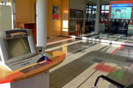 Hell, freundlich, großzügig: Der neue SB-Bereich der Sparkasse. Foto: KARL ERHARD VÖGELE