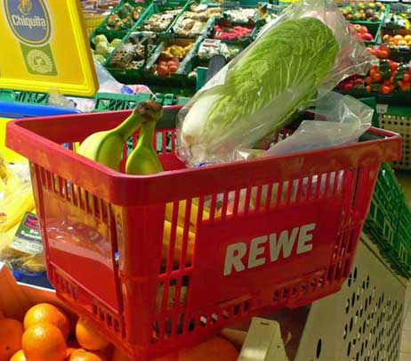 Das letzte seiner Art? Keine Angst, Marktmanager Harry Schaller hat schon neue Körbchen bestellt. Foto: KARL ERHARD VÖGELE