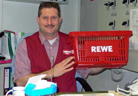 Sieht die Sache locker: Marktleiter Harry Schaller mit einem der wenigen verbliebenen roten Einkaufskörbchen. Foto: KARL ERHARD VÖGELE