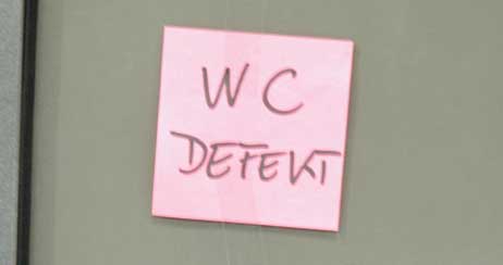 Defekt oder nicht Defekt? Das Schild am Herrenklo kommt und geht, die Tür bleibt kaputt. Foto: ARCHIV TRAVEMUENDE-AKTUELL.DE
