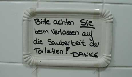 Millionen ausgegeben, ein Klo wie bei Captain Future, aber die Hinweisschilder werden mit Filzer auf Bratwurst-Tellerchen geschrieben. Foto: ARCHIV TRAVEMUENDE-AKTUELL.DE