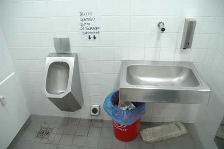 Selbst für die Funktionsweise der Klospülung musste nachträglich eine Bedienungsanleitung an die Wand gepappt werden. Foto: ARCHIV TRAVEMUENDE-AKTUELL.DE