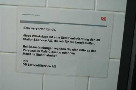 »Diese WC-Anlage ist ein Service-Einrichtung der DB«. Hm, wenn das die Vorstellung der DB von einer ordentlich funktionierenden Toilettenanlage ist, sollte man dann wirklich in etwas ungleich komplexeres wie einen fahrenden Zug einsteigen? Foto: ARCHIV TRAVEMUENDE-AKTUELL.DE