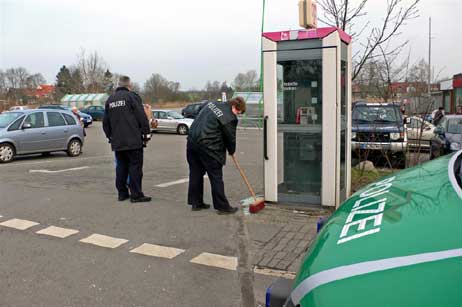 Polizisten beseitigen die gröbsten Scherben. Foto: KARL ERHARD VÖGELE 