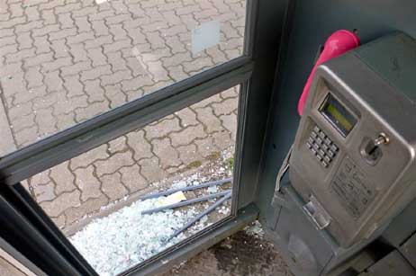 Opfer sinnloser Zerstörungswut: Ein Telefonhäuschen in Travemünde. Foto: KARL ERHARD VÖGELE