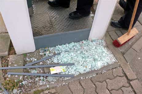 Scherbenhaufen: Stumme Zeugen einer nächtlichen Tour. Foto: KARL ERHARD VÖGELE