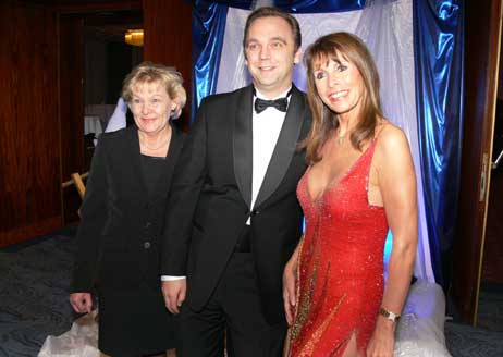 Gut gelaunt präsentierte sich die beliebte Schlagersängerin Ireen Sheer mit Hoteldirektor Oliver Gut und der Direktionsassistentin Gabriela Peeck. Foto: CLAUDIA SCHMÄING