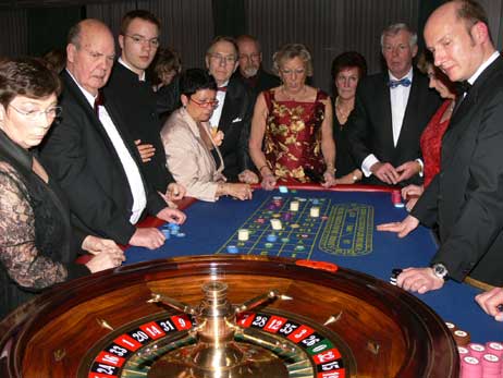 Gebannt verfolgten die Besucher den Lauf der Roulette-Kugel. Gespielt wurde allerdings nicht um Geld, sondern nur um Punkte. Foto: CLAUDIA SCHMÄING
