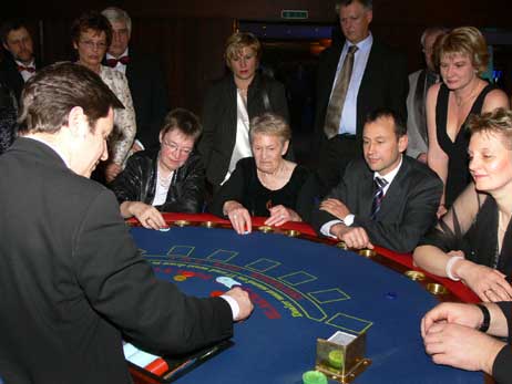 Dicht umringt war der Black Jack Spieltisch, an dem die Gäste ihr Glück wagten. Foto: CLAUDIA SCHMÄING