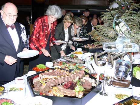 Einen ausgezeichneten Ruf hat zur Recht das leckere Galabuffet bei der »Travemünder Winternacht« im Maritim Strandhotel. Foto: CLAUDIA SCHMÄING