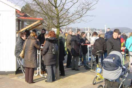 Levy’s Picknick auf der Strandpromenade war voll umlagert. Foto: WOLFGANG MOEBIUS