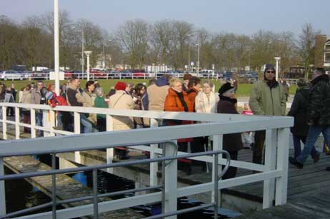 Schon vor Ankunft der »MS Marittima« bildeten sich auf dem Anleger eine lange Warteschlange. Foto: WOLFGANG MOEBIUS